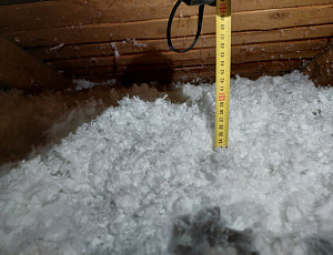 Zateplení stropu rodinného domu pomocí foukané izolace